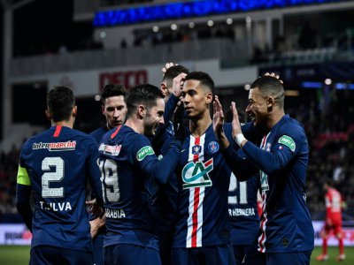 Les joueurs du PSG se congratulent après un but de Pablo Sarabia, en Coupe de France, le 12 février 2020 à Dijon - JEFF PACHOUD [AFP]