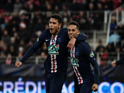 Le défenseur du PSG Thiago Silva fête son but avec Thilo Kehrer, en Coupe de France, le 12 février 2020 à Dijon - JEFF PACHOUD [AFP]