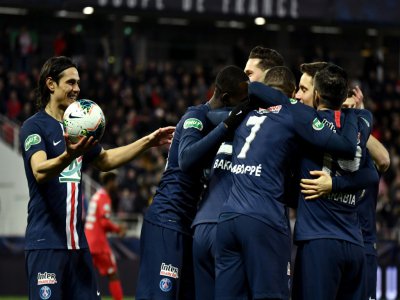 L'attaquant du PSG Edinson Cavani et ses coéquipiers après un but contre son camp de Dijon, le 12 février 2020 au stade Gaston Gérard - JEFF PACHOUD [AFP]