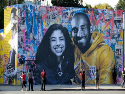 La défunte star du basket Kobe Bryant et sa fille Gianna, morts le 26 janvier 2020 dans un accident d'hélicoptère, représentés sur une fresque murale peinte par l'artiste français Mr. Brainwash à Los Angeles - Chris Delmas [AFP/Archives]