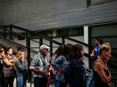 Des personnes font la queue devant un centre de distribution de bons alimentaires, à Lomas de Zamora, près de Buenos Aires, le 31 janvier 2020 en Argentine - RONALDO SCHEMIDT [AFP/Archives]
