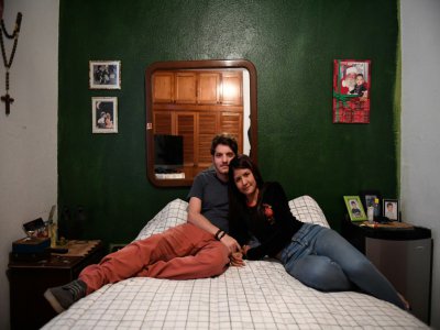 Deux étudiants, Antonio de Muro et sa petite amie, Oriana Garcia, dans la maison des parents d'Antonio, à Caracas, le 4 août 2019. - Federico PARRA [AFP/Archives]