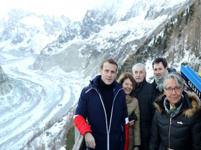 Emmanuel Macron en compagnie notamme du scientifique Jean Jouzel (3e en partant de la gauche) et Elisabeth Borne (à droite) le 13 février 2020 à Chamonix - Ludovic MARIN [POOL/AFP]