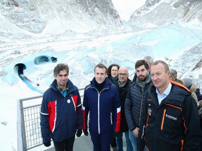 De gauche à droite: le maire de Chamonix Eric Fournier, Emmanuel Macron, Emmanuelle Wargon et plusieurs scientifiques, devant la Mer de Glace le 13 février 2020 - DENIS BALIBOUSE [POOL/AFP]