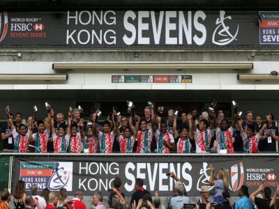 L'équipe du Japon de rugby à VII acclame la foule des tribunes après sa qualification pour les World Series, au détriment de Hong Kong, le 10 avril 2016 à Hong Kong - Isaac LAWRENCE [AFP/Archives]