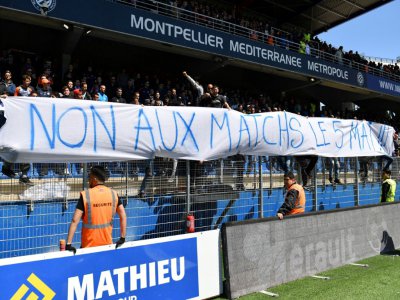 Les supporteurs de Montpellier déploient une banderole le 5 mai 2019 pour réclamer qu'aucun match n'ait plus lieu ce jour-là, en respect pour la mémoire des morts de Furiani, le 5 mai 1992 - Pascal GUYOT [AFP/Archives]