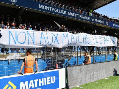 Les supporteurs de Montpellier déploient une banderole le 5 mai 2019 pour réclamer qu'aucun match n'ait plus lieu ce jour-là, en respect pour la mémoire des morts de Furiani, le 5 mai 1992 - Pascal GUYOT [AFP/Archives]