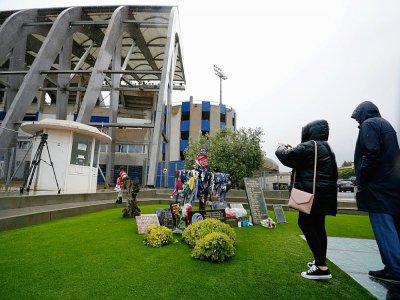 Des personnes se recueillent devant le mémorial de la catastrophe du stade de Furiani à Bastia en mai 2019 - PASCAL POCHARD-CASABIANCA [AFP/Archives]