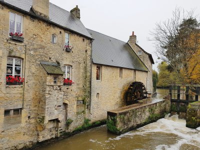 La rivière de l'Aure à Bayeux menace de sortir de son lit, ce jeudi 13 février. - Célia Caradec