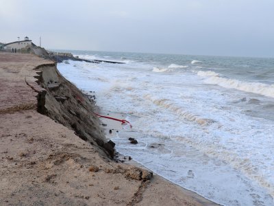 A Gouville-sur-Mer, le sable est emporté par la violence des vagues. La ministre de la Transition écologique et solidaire Elisabeth Borne vient constater l'ampleur des dégâts le vendredi 14 février. - Thierry Valoi