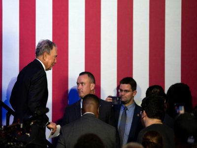Mike Bloomberg salue ses partisans après son discours lors d'un meeting électoral pour l'investiture démocrate, le 13 février 2020 à Houston - Mark Felix [AFP]