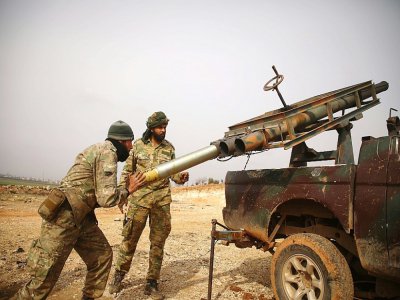 Des rebelles syriens soutenus par Ankara s'apprêtent à lancer une roquette depuis le village de Miznaz, dans la province d'Alep, en Syrie, le 14 février 2020 - AAREF WATAD [AFP]