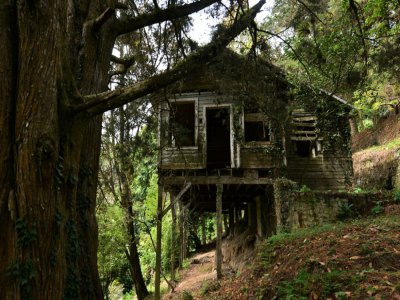 Une maison abandonnée ayant appartenu aux responsables d'une mine d'or et d'argent américaine fermée en 1954 à San Juancito, le 4 février 2020 au Honduras - ORLANDO SIERRA [AFP]