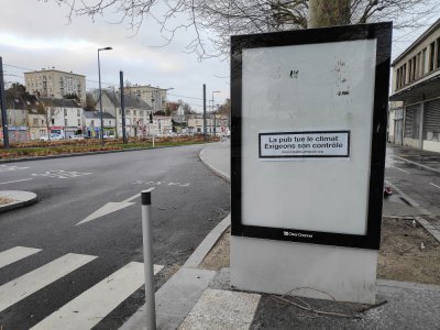 Plusieurs affiches publicitaires ont été retirées par le collectif dans les rues de Caen. Ici, au niveau de la gare SNCF. - DR