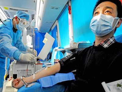 Un homme guéri du coronavirus donne son plasma à Lianyungang dans l'est de la Chine, le 16 février 2020 - STR [AFP]