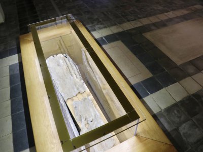 L'ancien cercueil est toujours visible dans la crypte.