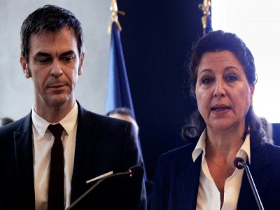 Agnès Buzyn et son successeur Olivier Véran, lors de la passation de pouvoirs au ministère de la Santé le 17 février 2020 - GEOFFROY VAN DER HASSELT [AFP]