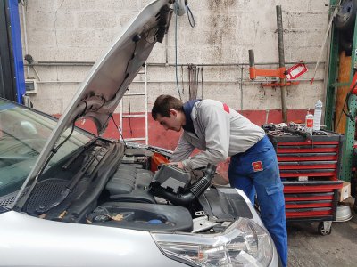 La mécanique, c'est bien la passion du Seinomarin Jordan Durécu, 20 ans. Une passion est devenue son métier. Il travaille depuis peu au garage du Mont-Joly au Havre. - Joris Marin