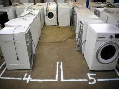 Des machines à laver d'occasion destinées à être réparées et réutilisées dans les locaux de l'association Envie, à Rennes, le 22 novembre 2019 - Damien MEYER [AFP/Archives]