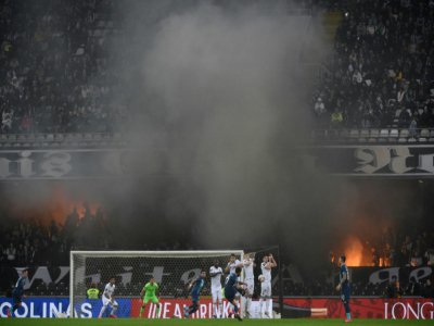 Des fumigènes en tribunes lors du match de championnat portugais entre le Vitoria Guimaraes et le FC Porto au stade Dom Alfonso Henriques de Guimaraes le 16 février 2020. - MIGUEL RIOPA [AFP]