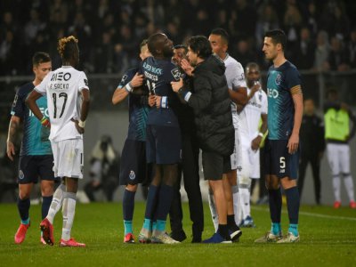 Joueurs et staff du FC Porto tentent de dissuader Moussa Marega de quitter le terrain lors du match contre le Vitoria à Guimaraes, le 16 février 2020 - MIGUEL RIOPA [AFP]