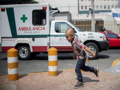 Le petit Hermes joue devant une ambulance de l'hôpital de Mexico - Pedro PARDO [AFP]