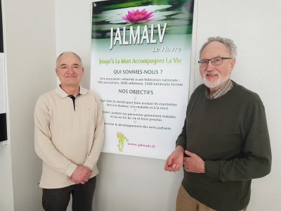 De gauche à droite : Alain Le Couvey et Gérard Debuf, respectivement président de JALMALV Le Havre et bénévole de cette association, qui accompagnent les personnes confrontées à la mort. - Joris Marin