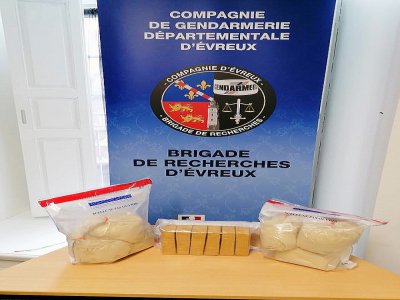 Lors de l'interpellation des huit individus, 9 kg d'héroïne ont été découverts par les gendarmes. - Gendarmerie de l'Eure