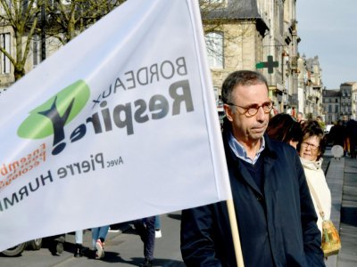 Pierre Hurmic, candidat écologiste à la mairie de Bordeaux, en campagne le 9 février 2020 - GEORGES GOBET [AFP]