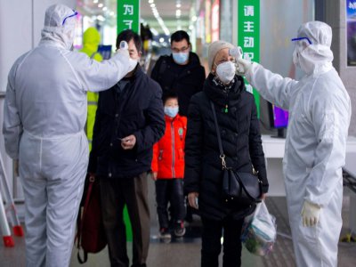 Contrôle sanitaire dans une gare de Nanjing, dans l'est de la Chine, le 18 février 2020 - STR [AFP]