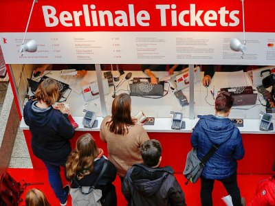 Le public fait la queue pour acheter des tickets d'entrée pour le 70ème festival du film de Berlin le 17 février à Berlin. - Odd ANDERSEN [AFP]