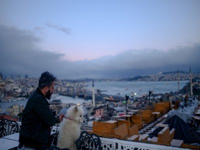 Un homme et son chien à Istanbul, le 2 janvier 2020 - BULENT KILIC [AFP/Archives]