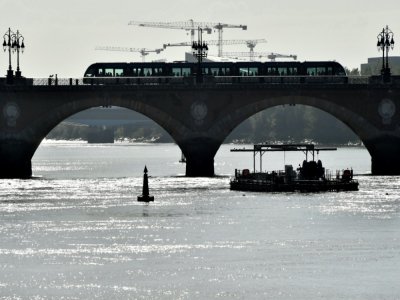 Une ligne de tramway sur un pont de Bordeaux en octobre 2019 - GEORGES GOBET [AFP/Archives]