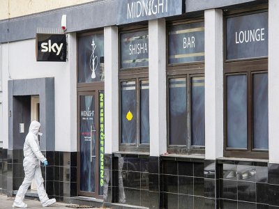 Un agent de la police scientifique devant l'un des bars visés par une attaque à Hanau, en Allemagne, le 20 février 2020 - Thomas Lohnes [AFP]