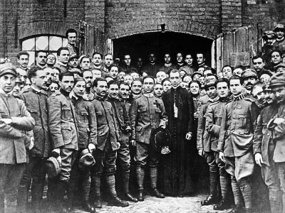Le futur pape Pie XII, en noir, avec des soldats italiens lors de la Première guerre mondiale, le 10 février 1914 - - [INTERCONTINENTALE/AFP/Archives]