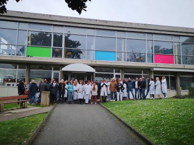 Environ cinquante professionnels de santé se sont rassemblés, le jeudi 20 février, à l'hôpital Pierre-Janet du Havre, à l'appel du syndicat Sud Santé du Groupe hospitalier du Havre. - Frédéric Le Touze