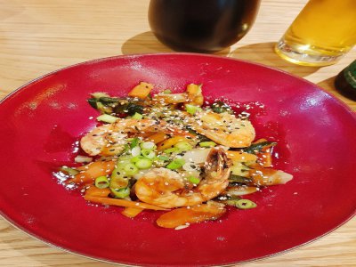 L'entrée du jour : un wok de légumes aux crevettes.