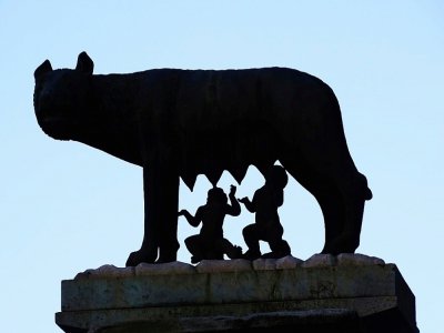 Silhouette de la louve du capitole (Lupa Capitolina), sculpture en bronze représentant une louve nourrissant les deux frères jumeaux, Romulus et Remus, située près du capitole, la mairie de Rome, le 7 février 2017 - Vincenzo PINTO [AFP]