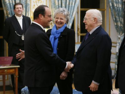 Michel Charasse avec le président François Hollande en 2015 à la mairie de Puy-Guillaume (Puy-de-Dome) - PATRICK KOVARIK [POOL/AFP/Archives]