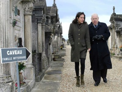 Michel Charasse, fidèle de François Mitterrand, avec sa fille Mazarine, en 2004 au cimetière de Jarnac (Charentes maritimes) - Patrick BERNARD [AFP/Archives]