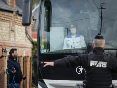 Un autocar avec 34 Français rapatriés de Chine arrive à Branville, pour être mis en  quarantaine, le 21 février 2020 - LOU BENOIST [AFP]