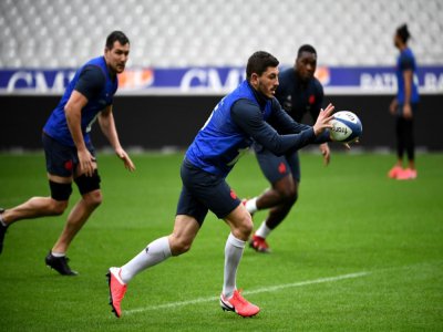 Anthony Bouthier, balle en main, lors d'une séance d'entraînement au Stade de France, le 8 février 2020, est pressenti à l'arrière contre le Pays de Galles - FRANCK FIFE [AFP/Archives]
