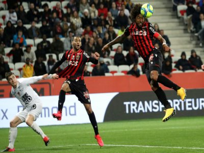 Le défenseur brésilien de Nice Dante (d) fait une tête contre Brest, le 21 février 2020 à Nice - VALERY HACHE [AFP]