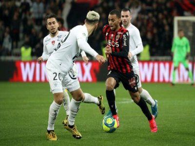 Le milieu de Nice Alexis Claude Maurice (d) face au défenseur de Brest Gaëtan Bélaud (de dos), le 21 février 2020 à Nice - VALERY HACHE [AFP]