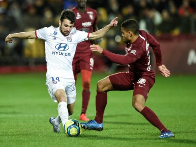 Le défenseur de Lyon Léo Dubois (g) face au défenseur de Metz Mathieu Udol, le 21 février 2020 à Longeville-lès-Metz - JEAN-CHRISTOPHE VERHAEGEN [AFP]