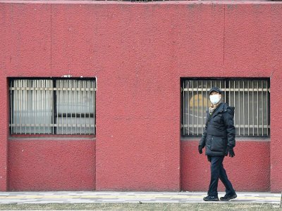 Un homme portant un masque dans une rue de Séoul, le 19 février 2020 - Jung Yeon-je [AFP/Archives]