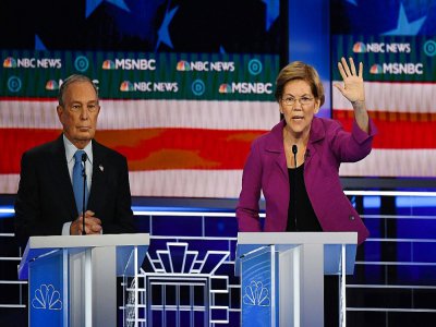 Elizabeth Warren (d) et Mike Bloomberg (g) lors d'un débat démocrate à Las Vegas, le 19 février 2020 dans le Nevada - Mark RALSTON [AFP/Archives]