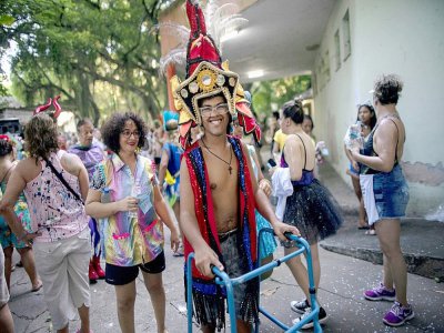Des participants à la "Loucura Suburbana" (Folie Suburbaine) dansent dans la rue, le 20 février 2020 à Rio de Janeiro - MAURO PIMENTEL [AFP]
