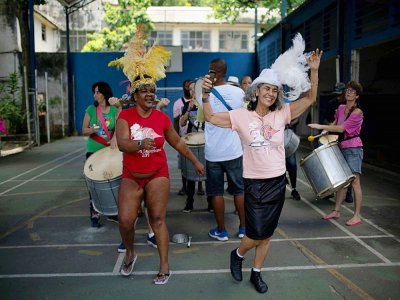 La psychologue Ariadne Mendes (d), cofondatrice de Loucura Suburbana, lors d'une répétition pour le carnaval,  le 14 janvier 2020 à Rio - MAURO PIMENTEL [AFP]
