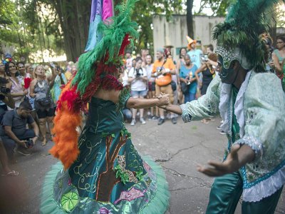 Des participants à la "Loucura Suburbana" (Folie Suburbaine) dansent dans la rue, le 20 février 2020 à Rio de Janeiro - MAURO PIMENTEL [AFP]